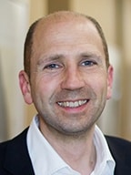 Tobias Tönnies von Lübbering gratuliert DUALIS zum Jubiläum